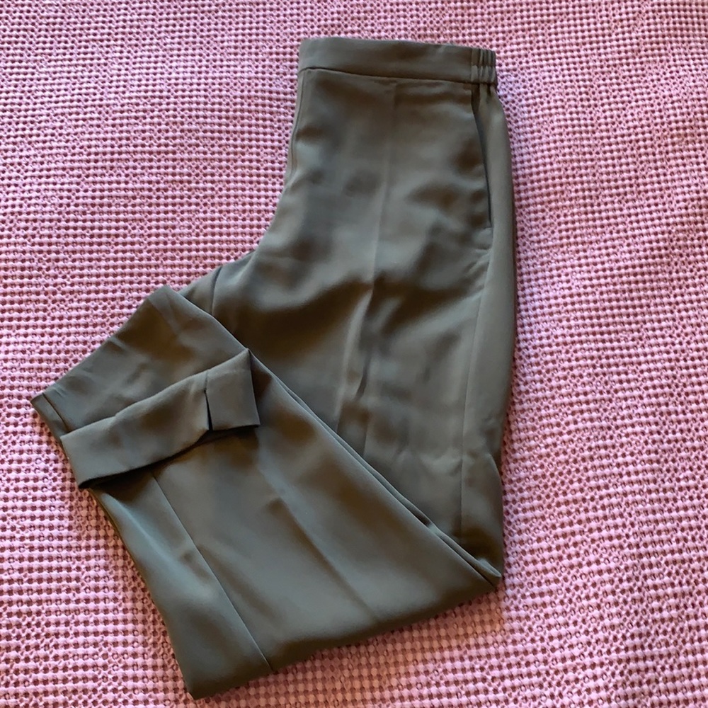 Olive green work pant with pockets